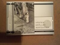 H&auml;sten Gr&aring;lles kortdikter : boken &aring;terger vardagen f&ouml;r en arbetsh&auml;st i Stockholms innerstad 1965, genom autentiska fotografier och en poesi som f&ouml;ljer modellen f&ouml;r japansk tanka