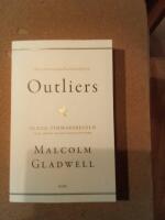 Outliers : 10 000-timmarsregeln och andra framg&aring;ngsfaktorer