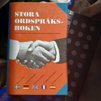 Stora ordspr&aring;ksboken : Svenska, engelska, tyska, franska och spanska ordspr&aring;k och tales&auml;tt
