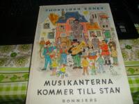 Musikanterna kommer till stan : en sk&auml;mtsam liten musikant-roman med visor och muntra musikanter och illustrerad av f&ouml;rf