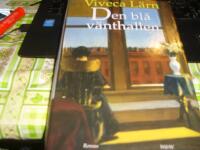 Den bl&aring; v&auml;nthallen : [roman]