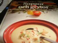 Soppor och grytor fr&aring;n m&aring;nga l&auml;nder : [buljonger, redda soppor, kraftiga soppor, grytor fr&aring;n hela v&auml;rlden] : den stora bildkokboken med de b&auml;sta recepten