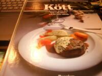 K&ouml;tt - i panna, gryta, grill : k&ouml;tt i alla former och f&ouml;r varje tillf&auml;lle : den stora bildkokboken f&ouml;r k&ouml;tt vid alla tillf&auml;llen fr&aring;n det enkla till det lyxiga med de b&auml;sta recepten