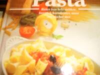 Pasta - fr&aring;n hela v&auml;rlden: soppor, f&ouml;rr&auml;tter, grat&auml;nger, s&aring;ser, hemlagad pasta och mycket mer : den stora bildkokboken med de b&auml;sta recepten
