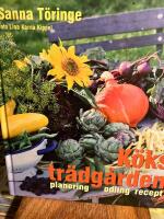 K&ouml;kstr&auml;dg&aring;rden : planering, odling, recept