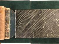 Intressant proveniens: har ing&aring;tt i bibliotektet p&aring; Huseby: Anteckningar under en Resa i England &aring;ren 1797, 1798 ocg 1799 p&aring; Bruks Societetens anmodan utgifne I-II + Planschband med 37 kopparstuckna planscher i format tv&auml;r folio