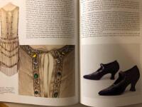 The London look : fashion from street to catwalk