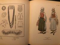 Svenska allmogedr&auml;kter. Med illustrationer efter original av Emelie von Walterstorff.