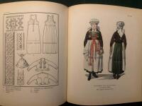 Svenska allmogedr&auml;kter. Med illustrationer efter original av Emelie von Walterstorff.