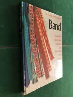 Band : v&auml;vda band, brickband, fl&auml;tade band och pinnband av ull, lin och bomull