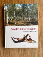 Sl&ouml;jden b&ouml;rjar i skogen