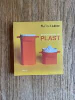 Bruksf&ouml;rem&aring;l av plast : materialen, formgivarna, fabrikerna