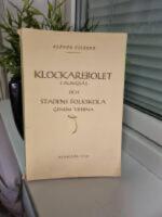 Om undervisning och undervisare genom tiderna i Klockarebolet i Alings&aring;s och stadens folkskola genom tiderna. Ett f&ouml;rs&ouml;k till skolhistoria