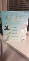 Illustrerad uppslagsbok om alternativa terapier. Akupunktur - Yoga - Floating - Osteopati - Biofeedback - Visualisering