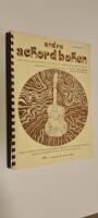Andra ackordboken: visor, pop- och jazzl&aring;tar f&ouml;r s&aring;ng el. melodiinstrument / gitarr med mycket utf&ouml;rlig grepptabell, kapitel om tonarter, intervall, ackord, transponering, harmonisering m.m.