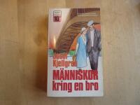 M&auml;nniskor kring en bro