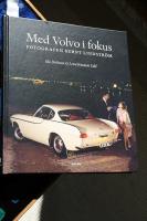 Med Volvo i fokus : fotografen Bernt Lindstr&ouml;m