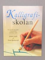 Kalligrafiskolan : [en steg-f&ouml;r-steg guide i bokst&auml;vernas underbara v&auml;rld]