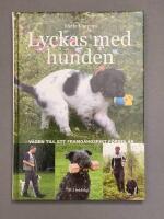 Lyckas med hunden : V&auml;gen till ett framg&aring;ngsrikt f&ouml;rsta &aring;r