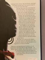 Utsatt : en ber&auml;ttelse om &ouml;verlevnad, hopp och trettiofem &aring;r av l&auml;ngtan