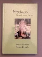 Broddebo - historien om en by : [Broddebo by i G&auml;rdserums socken : sl&auml;kter, g&aring;rdar, &auml;gor, foton, bykista, g&aring;rdshandlingar, kyrkb&ouml;cker och andra handlingar]
