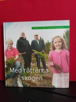 Med r&ouml;tterna i skogen : fr&aring;n skog till f&auml;rdigt hus med Deromegruppen