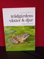 En naturhandbok om tr&auml;dg&aring;rdens v&auml;xter & djur