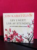 Lev i nuet, l&auml;r av stunden : 100 lektioner i mindfulness