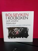 Bolsjeviken i kolboxen : 90 &aring;r med V&auml;rldens g&aring;ng-sidan i G&ouml;teborgs-Posten