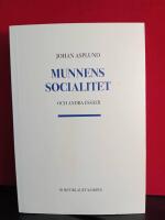 Munnens socialitet och andra ess&auml;er