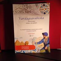 Vardagsarabiska : fokus p&aring; samtal - nyb&ouml;rjar- och medelniv&aring;