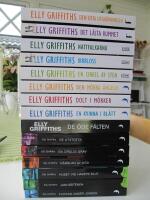 Elly Griffiths 1-15: Flickan under jorden, Janusstenen, Huset vid havets slut, K&auml;nslan av d&ouml;d, En orolig grav, De utst&ouml;tta, De &ouml;de f&auml;lten, En kvinna i bl&aring;tt, Dolt i m&ouml;rker, Den m&ouml;rka &auml;ngeln, En cirkel av sten, Irrbloss, Nattfalkarna, Det l&aring;sta rummet, Den sista utgr&auml;vningen