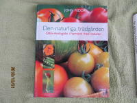 Den naturliga tr&auml;dg&aring;rden : Odla ekologiskt i harmoni med naturen