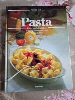 Pasta : fr&aring;n hela v&auml;rlden: soppor, f&ouml;rr&auml;tter, grat&auml;nger, s&aring;ser, hemlagad pasta och mycket mer : den stora bildkokboken med de b&auml;sta recepten
