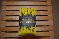 Hatade demokrati : de inkluderande r&ouml;relsernas ideologi och historia