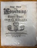 Kongl. maj:ts n&aring;dige f&ouml;rordning/ ang&aring;ende st&auml;mplat papper/ eller det s&aring; kallade charta sigillata. Gifwen Str&ouml;mstad/ den 23 junii 1718.
