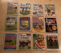 Barna Hedenh&ouml;s x 12 &ndash; hela serien: 1. Barna Hedenh&ouml;s: bilder fr&aring;n sten&aring;ldern; 2. Barna H reser till Egypten; 3. Barna H uppt&auml;cker Amerika; 4. Barna H p&aring; vinterresa i Sverige; 5. Barna H och de urlympiska spelen; 6. Barna H &aring;ker bananb&aring;t till Kanarie&ouml;arna; 7. Barna H blir kungliga och Sverige f&aring;r sin f&ouml;rsta regering; 8. Barna H i v&auml;rldsrymden; 9. Barna H reser till Paris; 10. Barna H reser till Ryssland; 11. Barna H p&aring; Mallorca; 12. Barna H bes&ouml;ker England