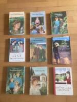Anne p&aring; Gr&ouml;nkulla x 9 &ndash; hela serien: 1. Anne p&aring; Gr&ouml;nkulla; 2. V&aring;r v&auml;n Anne; 3. Dr&ouml;mmens uppfyllelse; 4. Anne p&aring; egen hand; 5. Dr&ouml;mslottet; 6. Anne p&aring; Ingleside; 7. Regnb&aring;gens dal; 8. Lilla Marilla; 9. Gr&ouml;nkullagrannar