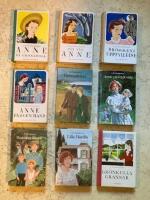Anne p&aring; Gr&ouml;nkulla x 9 &ndash; hela serien: 1. Anne p&aring; Gr&ouml;nkulla; 2. V&aring;r v&auml;n Anne; 3. Dr&ouml;mmens uppfyllelse; 4. Anne p&aring; egen hand; 5. Dr&ouml;mslottet; 6. Anne p&aring; Ingleside; 7. Regnb&aring;gens dal; 8. Lilla Marilla; 9. Gr&ouml;nkullagrannar