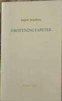 Drottningtapeter. Roman i tolv tabl&aring;er. &Ouml;vers&auml;ttning fr&aring;n franska av Per Svenson och f&ouml;rfattaren, som till denna utg&aring;va ocks&aring; skrivit ett Efterord. Det opublicerade originalets titel: Feuilles. Le roman des douze lais. 