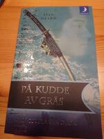 På kudde av gräs