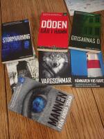 Mannen fr&aring;n andra sidan H&auml;mnaren vid havet Vargsommar D&auml;r &auml;nglar d&ouml;r Grisarnas &ouml; D&ouml;den g&aring;r i hamn Stormvarning 