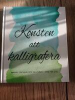 Konsten att kalligrafera : kreativ textning & kalligrafi - steg f&ouml;r steg