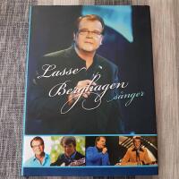 Lasse Berghagen s&aring;nger med autograf