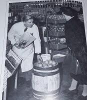 Uppsala Nostalgiatider i 3 b&ouml;ckerr: (I v&aring;ra kvarter - Uppsala p&aring; 30-talet; p&aring; 40-talet; p&aring; 50-talet av Lindberg, Gunilla.)