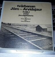 Tv&auml;rbanan J&ouml;rn-Arvidsjaur : 75.558,2 meter j&auml;rnv&auml;gshistoria / text: G&ouml;ran Marklund ; bild: Hans Marklund.