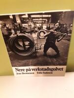 Nere p&aring; verkstadsgolvet :&nbsp;en bok om metallarbetare / Jean Hermanson: bild, Folke Isaksson: tex