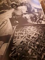 Nere p&aring; verkstadsgolvet :&nbsp;en bok om metallarbetare / Jean Hermanson: bild, Folke Isaksson: tex