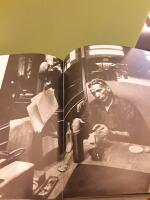 Nere p&aring; verkstadsgolvet :&nbsp;en bok om metallarbetare / Jean Hermanson: bild, Folke Isaksson: tex