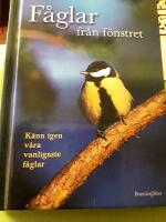 F&aring;glar fr&aring;n f&ouml;nstret :&nbsp;k&auml;nn igen v&aring;ra vanligaste f&aring;glar / text: Ulla Hemberg ; fotografier: Naturfotografernas bildbyr